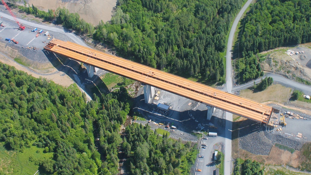 Le pont en construction de l'autoroute 73 à Notre-Dame-des-Pins