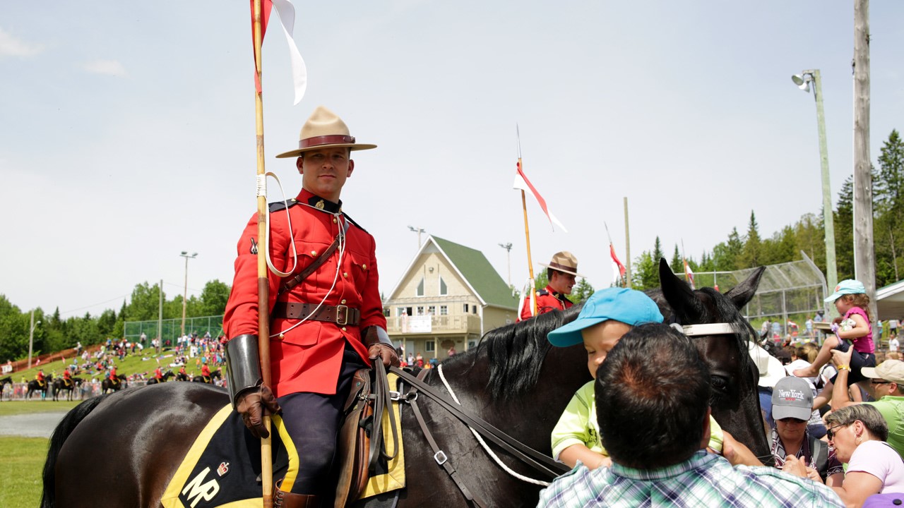 Le sol de Saint-Prosper a vibré aujourd’hui au son des sabots du carrousel de la Gendarmerie Royale du Canada.