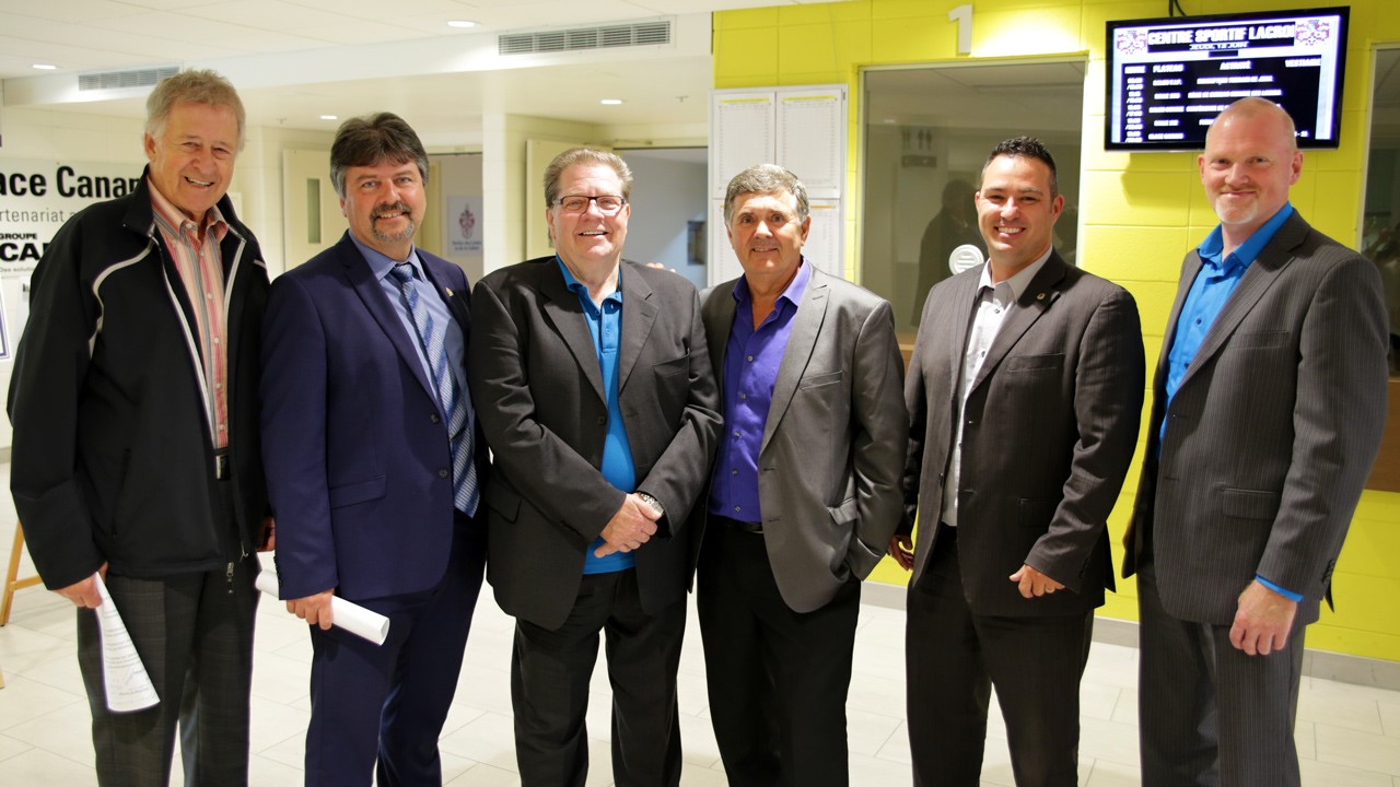 Présents lors de la conférence de presse, de gauche à droite: Gilles Bernier, Claude Poulin (ville de Saint-Georges), Léo-Guy Morissette (nouveau propriétaire), Carol Poulin, Stéphane Rouleau et Michel Godin (commissaire de la LNAH).