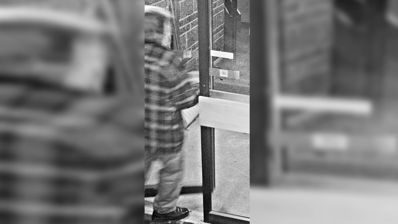 Le suspect recherché est un homme de race blanche, âgé entre 20 à 25 ans, de taille et de corpulence moyennes. L’individu en question parle français.