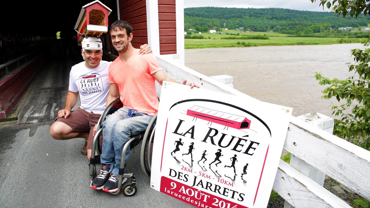 À gauche, Jean-François Bourque, directeur de la Ruée des Jarrets, en compagnie du président d'honneur 2014, l'athlète paralympique Jean-Philippe Maranda.