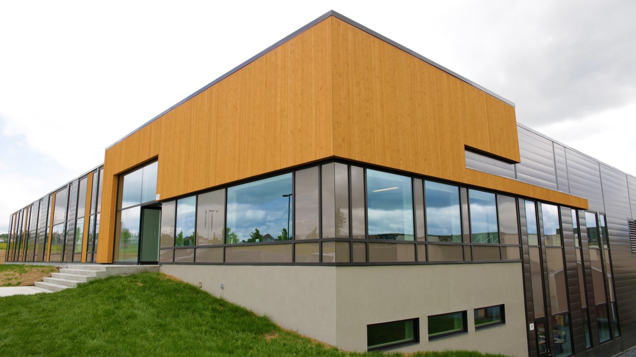 Le bâtiment est situé à l’arrière de la Polyvalente de Saint-Georges, face au CIMIC.