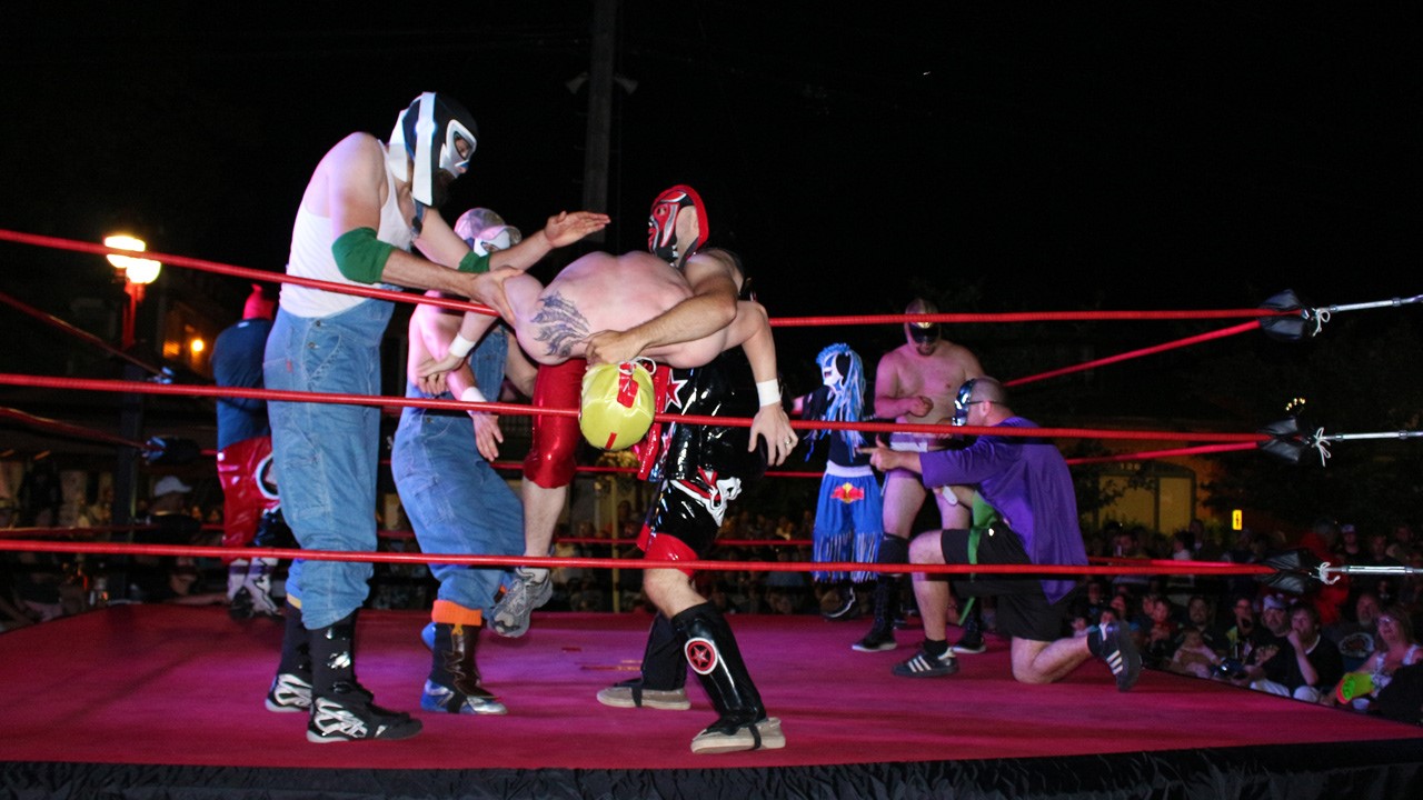 Des lutteurs de la « North Shore Pro Wrestling » se sont donné rendez-vous à la Place du Château le 12 juillet dernier dans le cadre de Santa Maria 1, le premier « SUPER » Gala de Lutte extérieur.