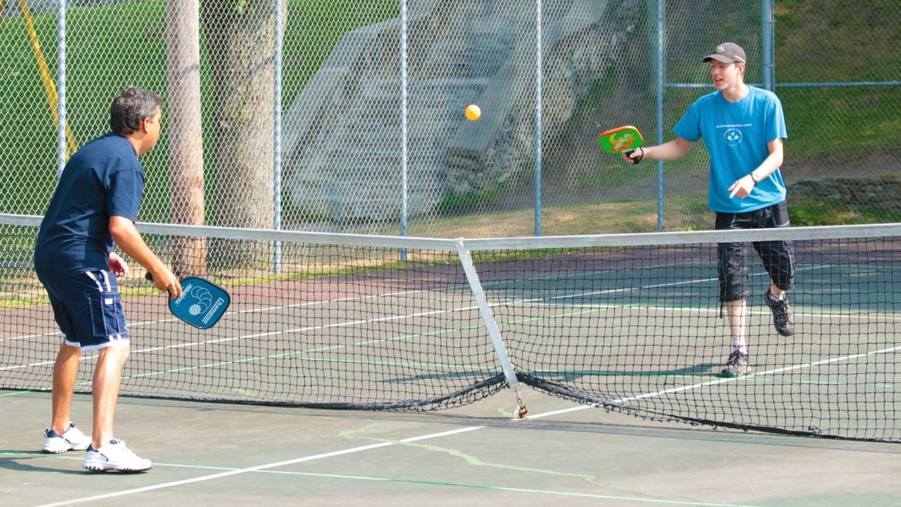 Samedi dernier avait lieu au terrain de tennis du Centre sportif Lacroix-Dutil une démonstration de pickleball à laquelle le maire Monsieur Claude Morin était invité.