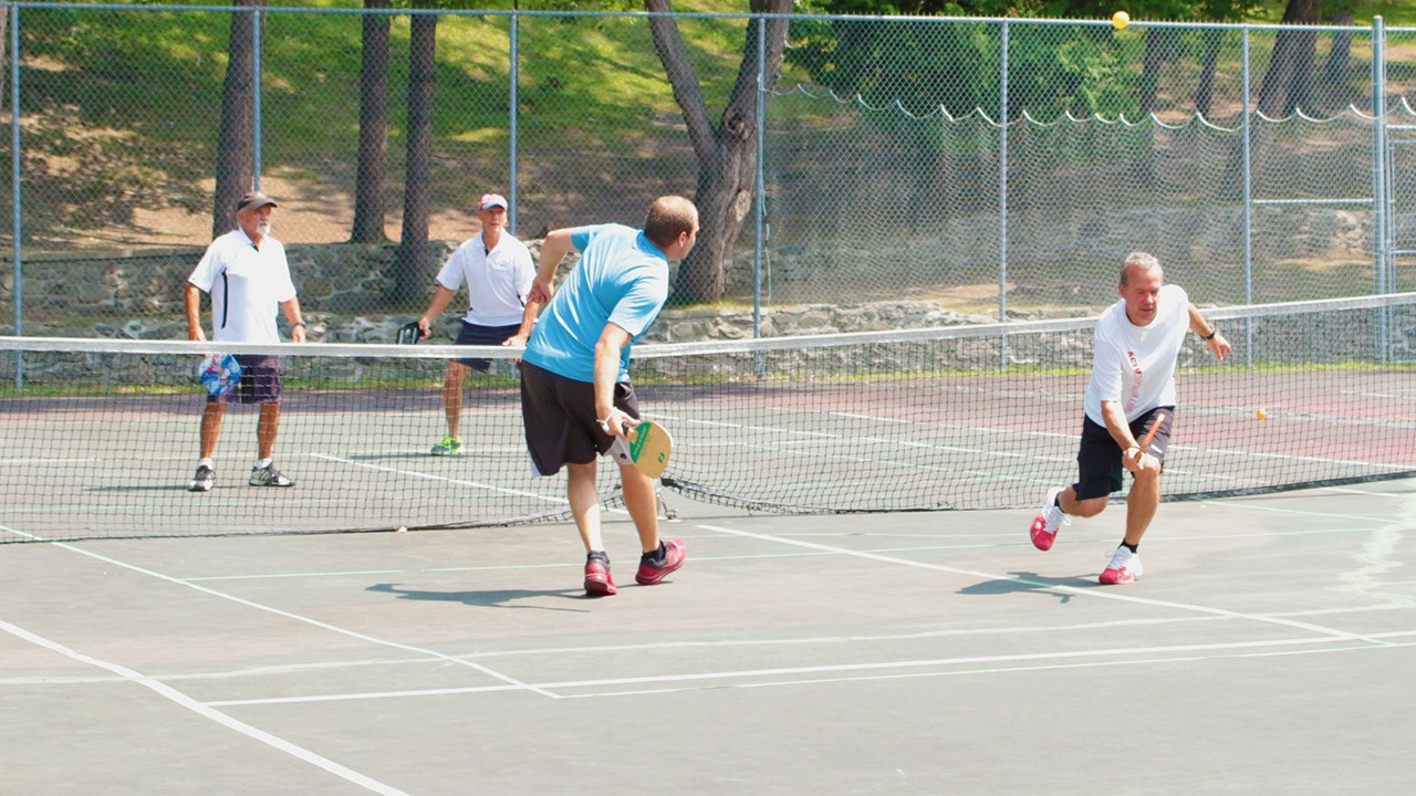 Samedi dernier avait lieu au terrain de tennis du Centre sportif Lacroix-Dutil une démonstration de pickleball à laquelle le maire Monsieur Claude Morin était invité.