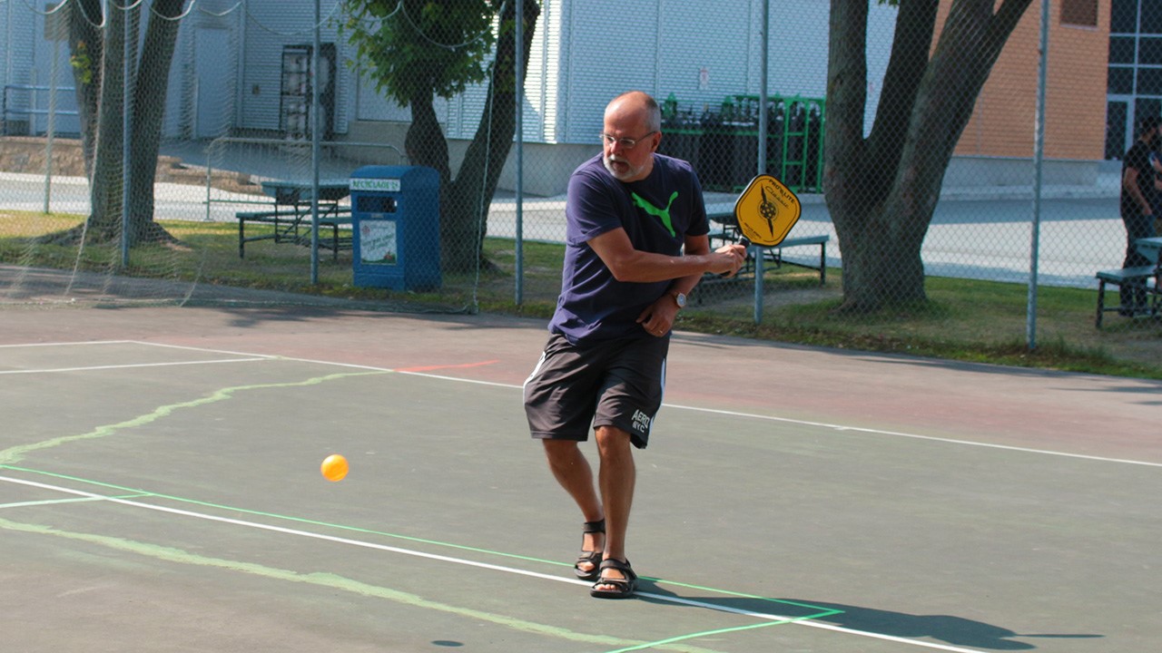 Samedi dernier avait lieu au terrain de tennis du Centre sportif Lacroix-Dutil une démonstration de pickleball à laquelle le maire Monsieur Claude Morin était invité.