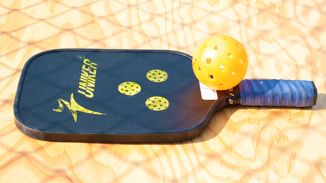 Le pickball se joue avec une raquette et une balle