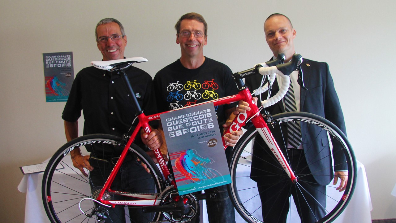 M. Rancourt, M. Fortier et M. Busque posent avec un vélo de compétition semblable à ceux qui seront utilisés par les jeunes cyclistes.