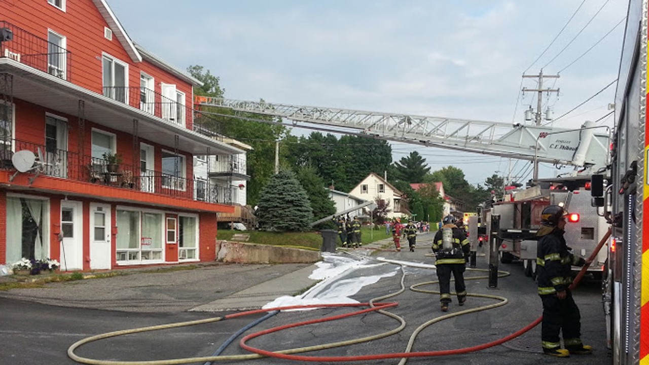 Les pompiers ont pris environ 40 minutes pour maîtriser l'incendie.