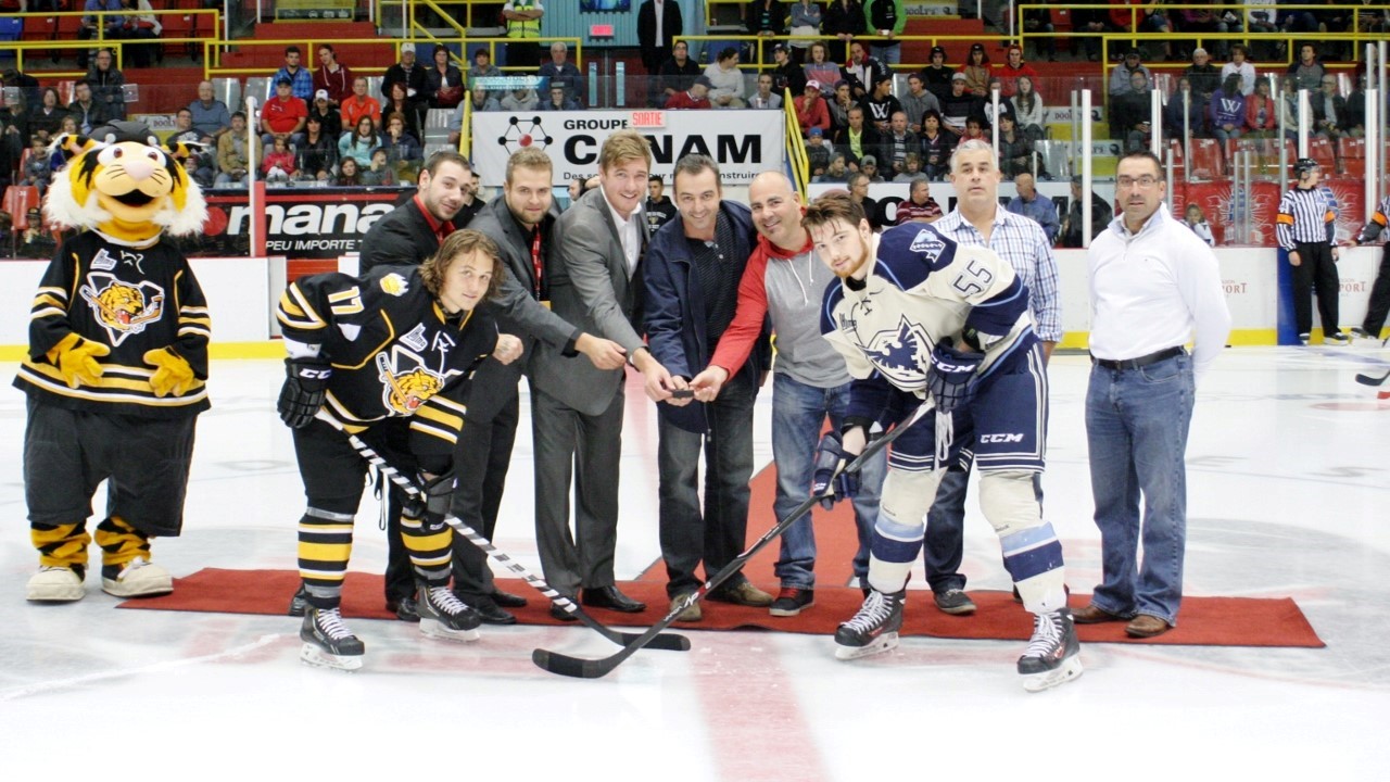 Les anciens de la LHJMQ dans l'ordre: Hubert Poulin, Philippe Garnier, Keven Veilleux, Jesse Bélanger, David Lessard, Raymond Delarosbil et Steve Gosselin