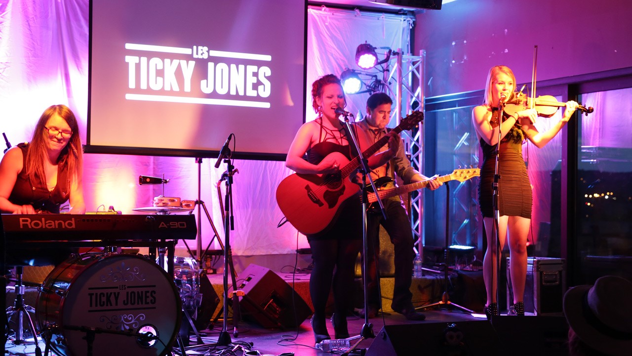 Les Ticky Jones offrent une musique festive, rythmée et enjouée, tout en ayant une petite touche de mélancolie.