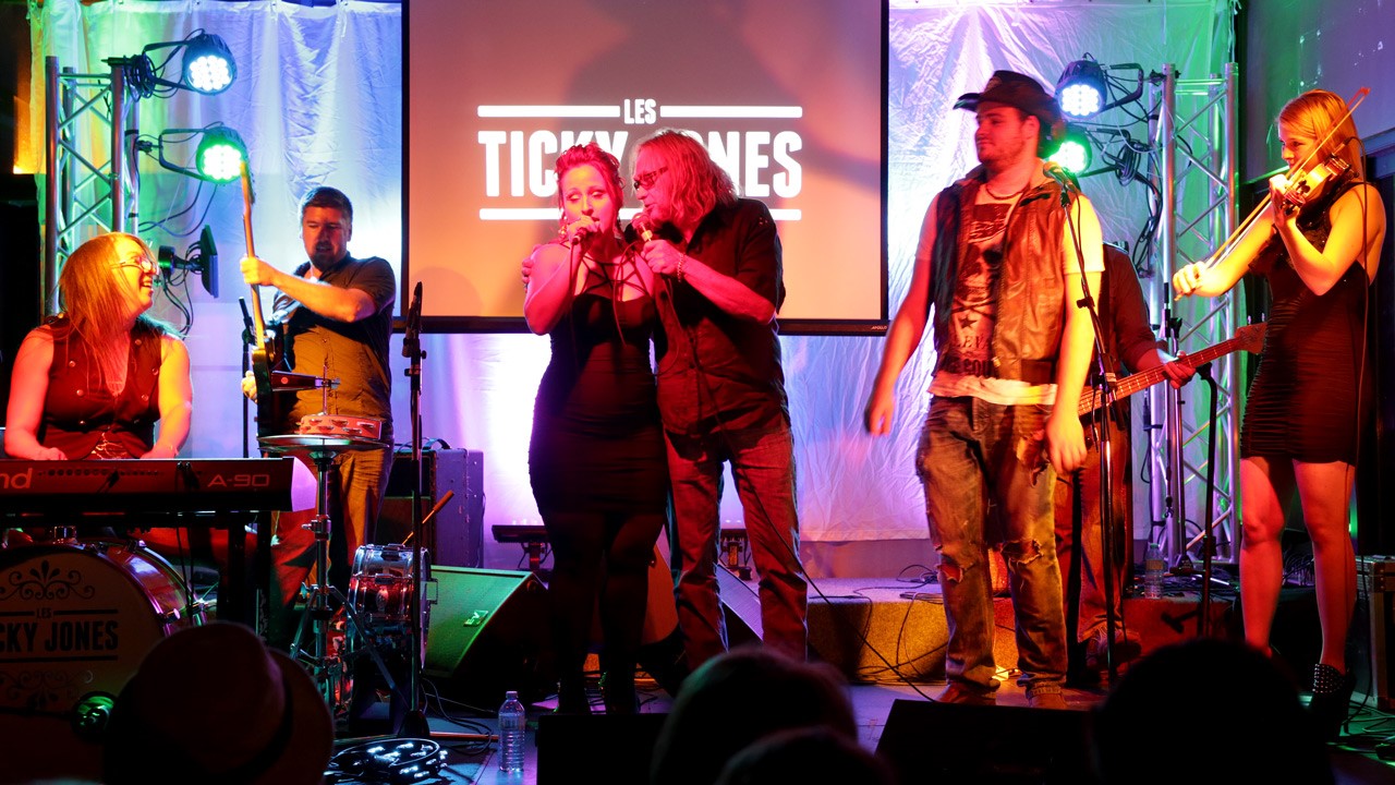 De gauche à droite: Michelle Lambert, Jean-François bernatchez, Johanne Aubé, Breen Leboeuf, Phil Lauzon et Vicky Vachon lors de l'interprétation de "Deux autres bières". Le bassiste Billy Roy accompagnait le groupe sur scène.