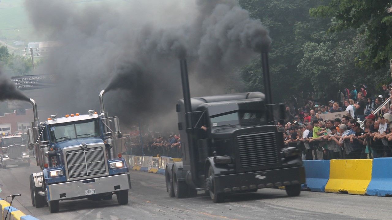 Les finales d’accélération de camions donnent lieu à de chaudes luttes