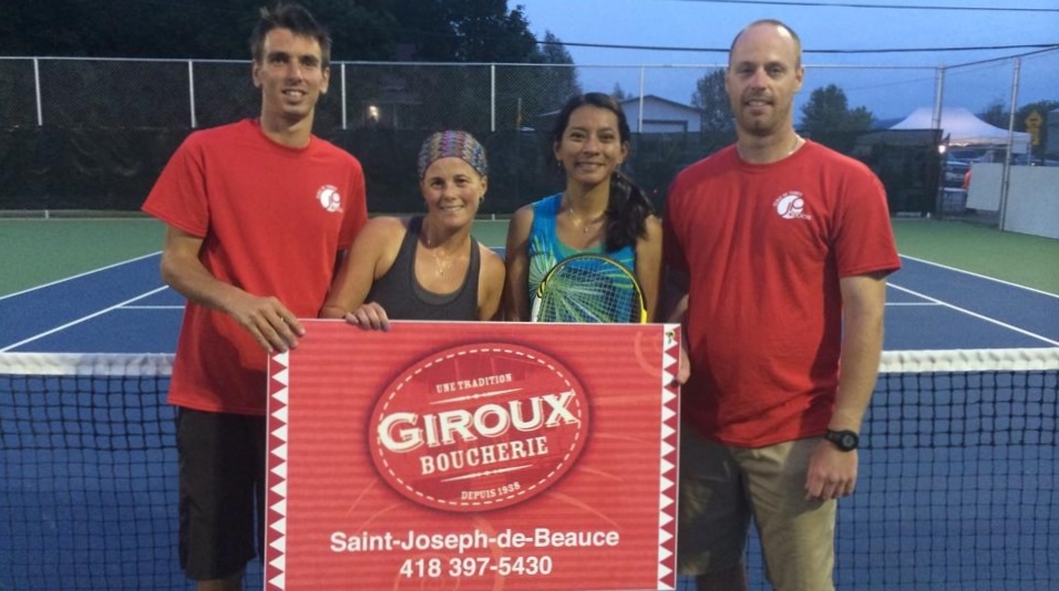 Les organisateurs Jean-Philippe Deblois et Étienne Maheux entourent la gagnante et la finaliste de la classe Féminin, Jacynthe Dumas et Maritza Lagunas
