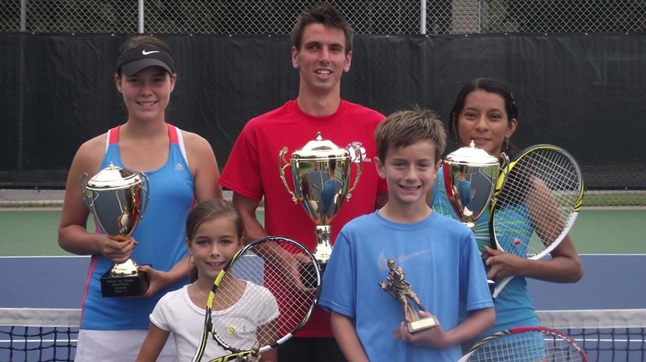 Les gagnants du Circuit de Tennis Beauceron au classement général des points.
Rangée du bas: Alizée Poulin (Junior A), Tristan Chouinard (Junior AA)
Rangée du haut: AlexiAnn Drouin (Homme A), Jean-Philippe Deblois (Homme AA) et Maritza Lagunas (Féminin)