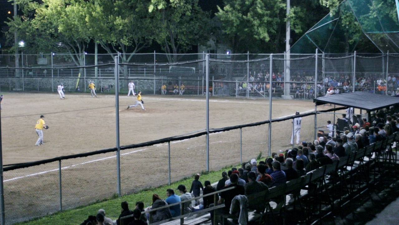 La température était idéale pour une partie de baseball. Les spectateurs étaient d'ailleurs nombreux pour cette partie