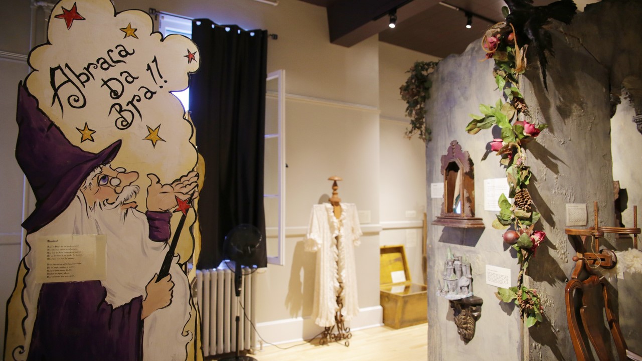 Salle d'exposition du « Petit musée des contes de fées » .
