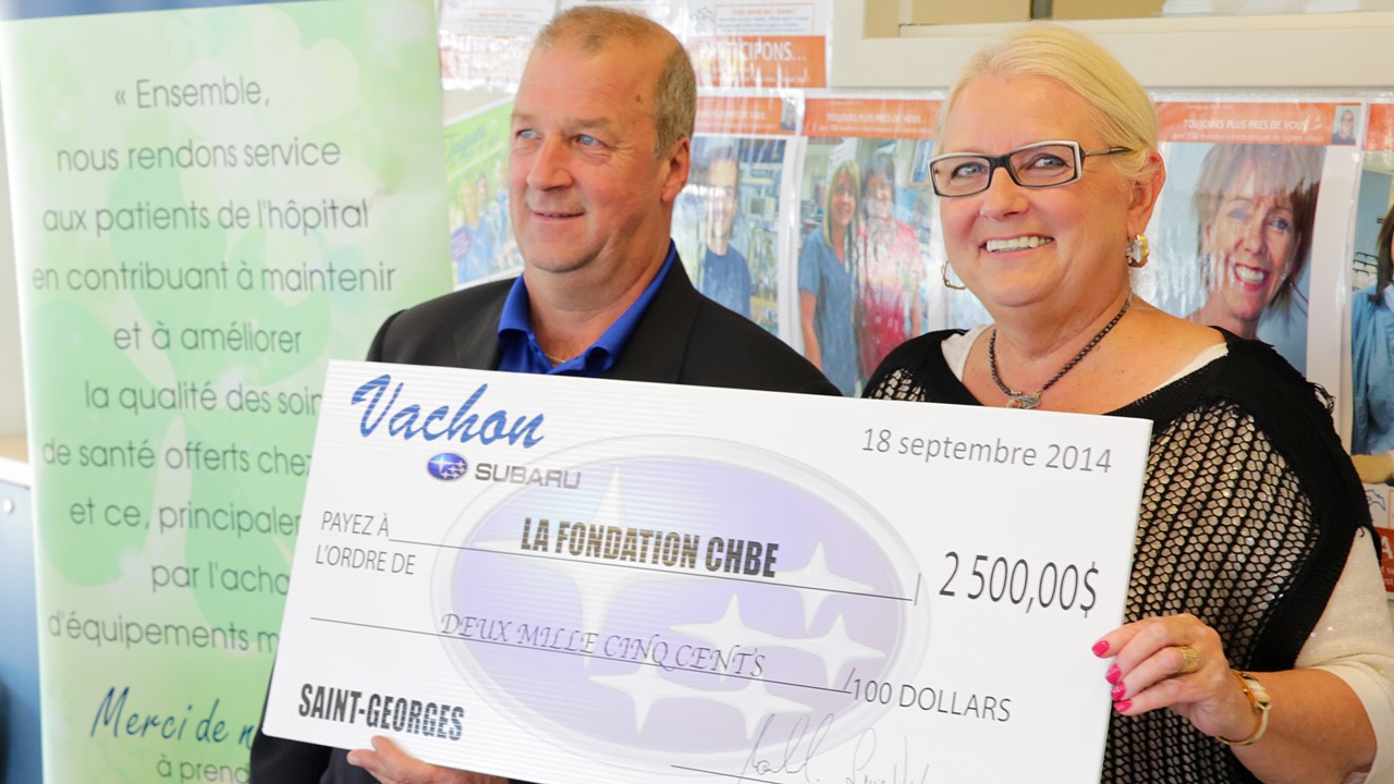 Vachon Subaru effectue un premier don de 2 500$.