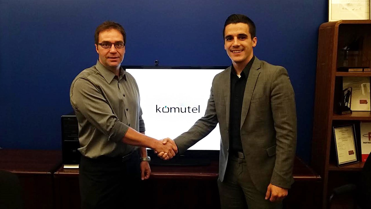 Komutel se joint à la LLH Saint-Georges. De gauche à droite: le PDG de Komutel Richard Poulin en compagnie de Jean-Daniel Drouin, gouverneur de la formation de Saint-Georges.