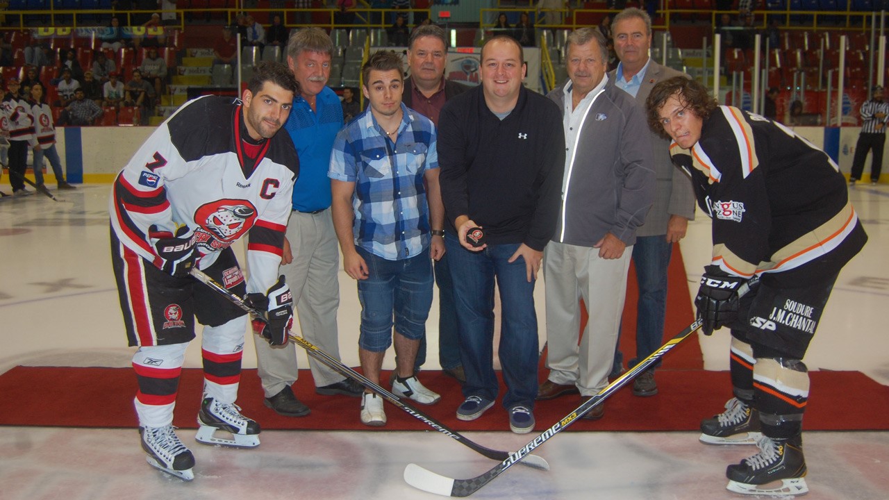 Photo : Les capitaines Charles Saucier et Sébastien Rousseau lors de la mise en jeu officielle qui a lancé la saison 2014-2015 du Cléri Sport.