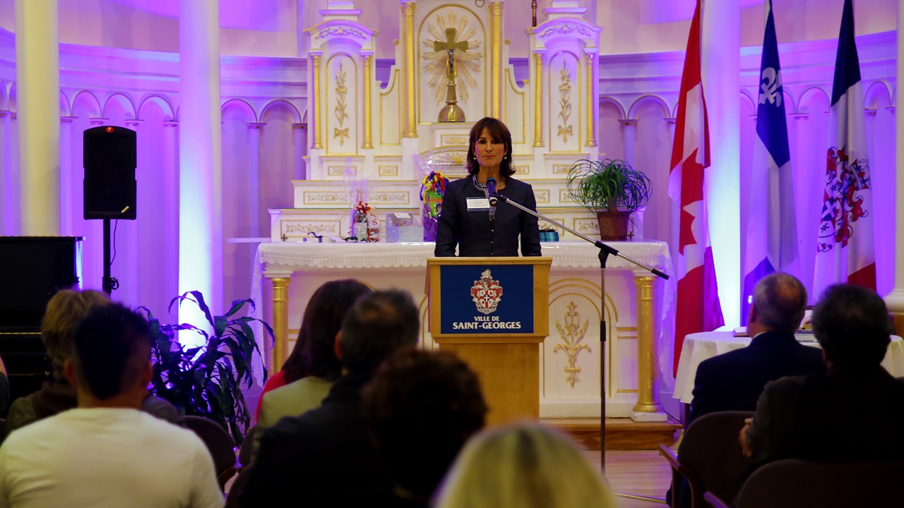 La ministre de l'Immigration, de la Diversité et de l'Inclusion, Kathleen Weil, lors de son discours d'accueil des immigrants de la Ville de Saint-Georges.
