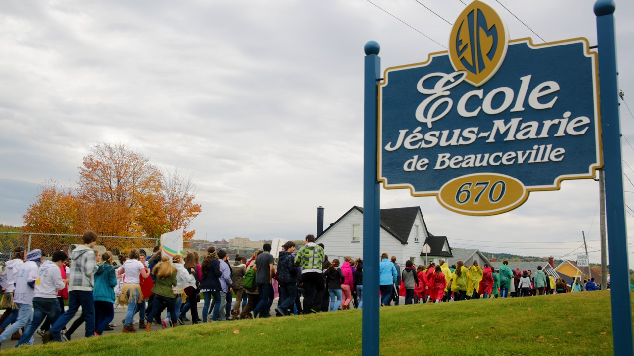 Les élèves de l’École Jésus-Marie de Beauceville marchent pour la paix dans le monde.