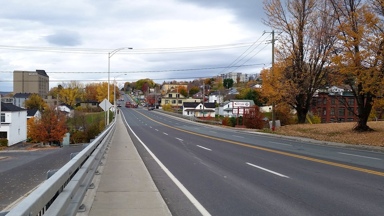 Un périmètre de sécurité a été érigé sur place entre l’église l’Assomption et la 116e Rue (rue du Cégep Beauce-Appalaches)
