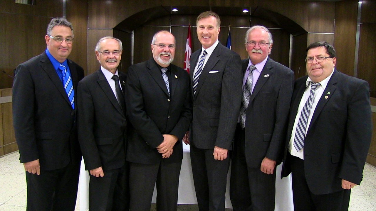 De gauche à droite, M. Gaston Létourneau maire de Saint-Théophile, M. Jean-Rock Veilleux préfet de la MRC Robert Cliche, M. Claude Morin maire de Ville de Saint-Georges, M. Maxime Bernier député fédéral de Beauce, M. Pierre Bégin préfet de la MRC Beauce-Sartigan et le maire de Saint-Côme-Linière M. Yvon Paquet.
