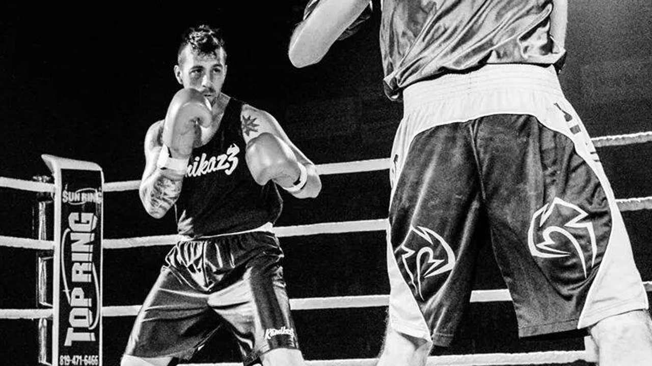 Le boxeur Mike Breton du Studio Santé Gym a dominé son adversaire Johnny Lavoie du club de boxe de Saint-Félicien dans un combat disputé à Jonquière. 