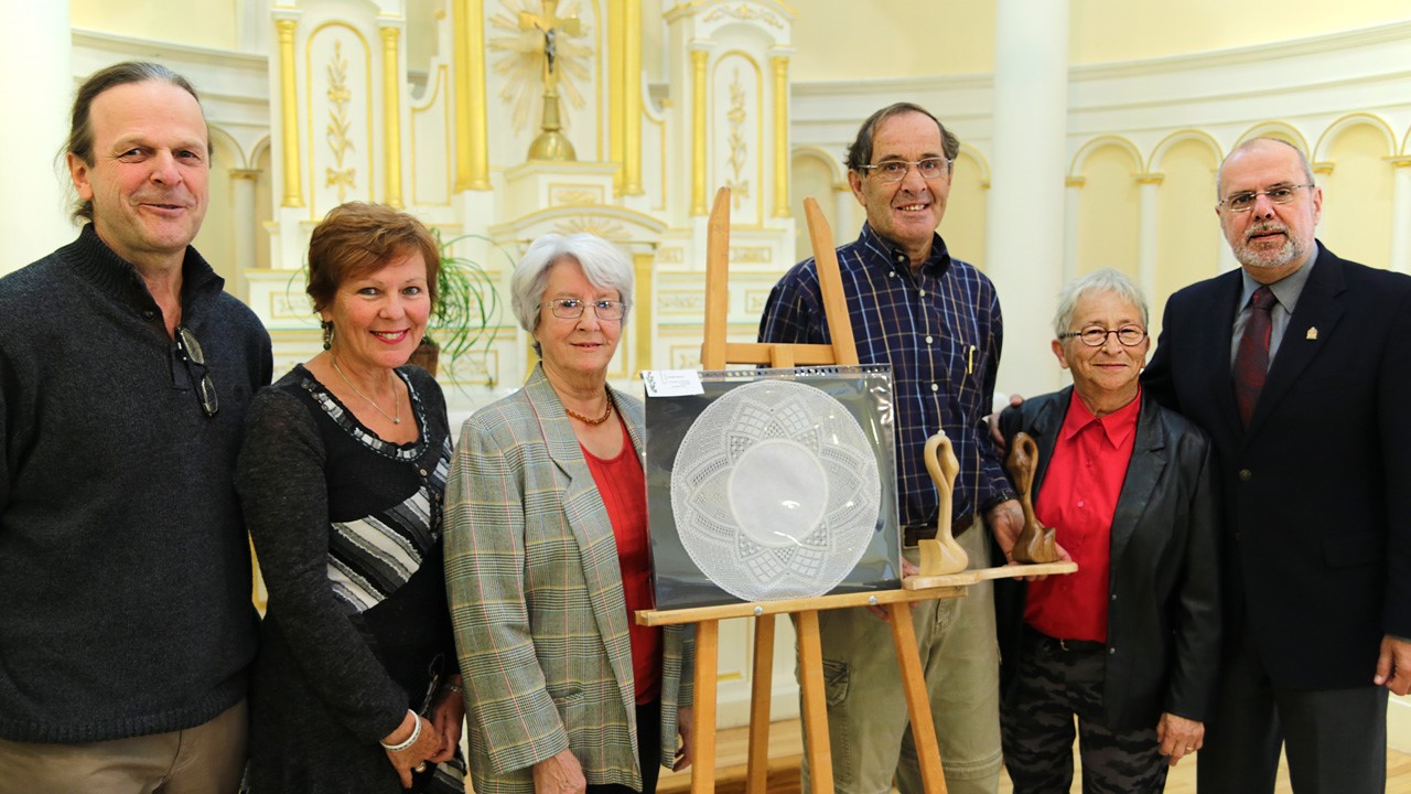De gauche à droite: Claude Gagné, président d'Artistes et Artisans de Beauce; Solange Thibodeau, conseillère à la Ville de Saint-Georges; Pauline Bisson Desjardins et Cléonide Desjardins, présidents d'honneur; Lise Thibodeau,coordonnatrice de l’événement; ainsi que le maire de Saint-Georges, Claude Morin.