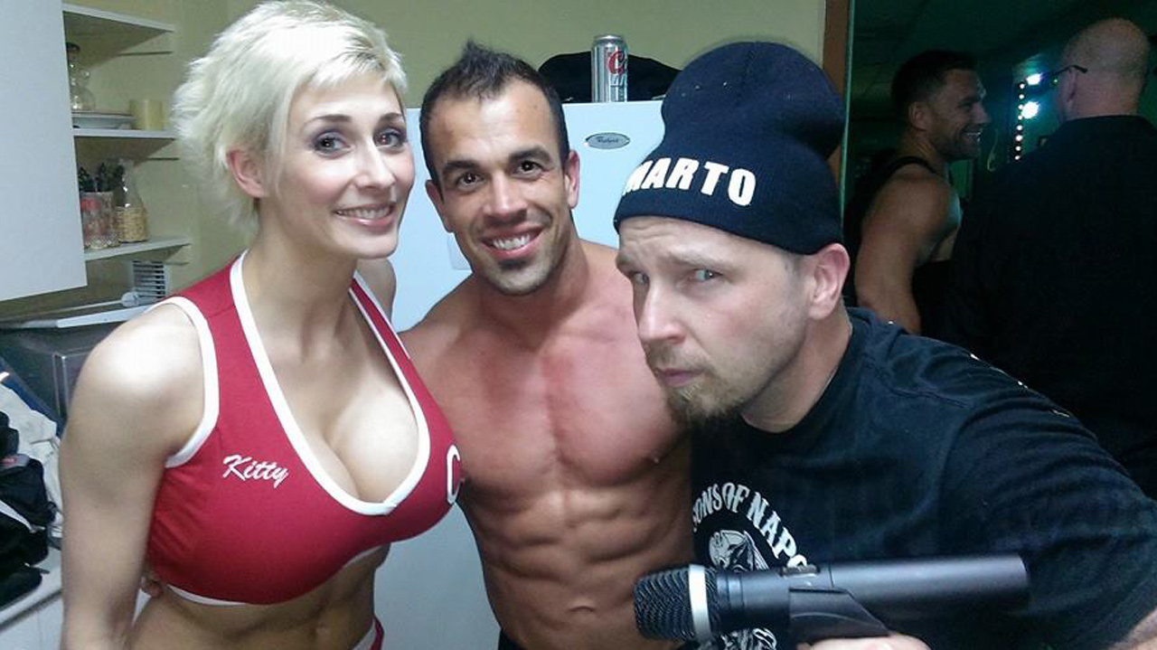 De gauche à droite: La ring girl Marie-Claude Bourbonnais, Le champion de la NSPW Marko Estrada et l'organisateur Marto Napoli