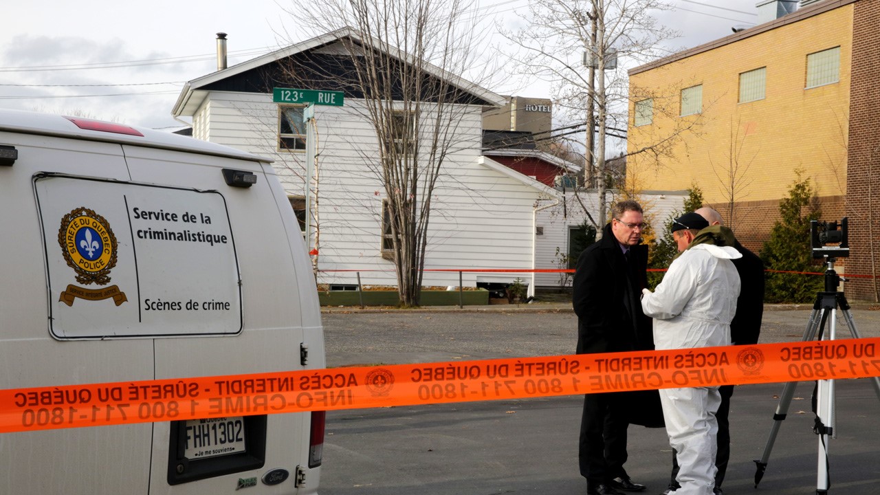 L’hypothèse du meurtre est sérieusement envisagée puisque les enquêteurs des crimes contre la personne de la Sûreté du Québec étaient sur les lieux afin de relever des indices.