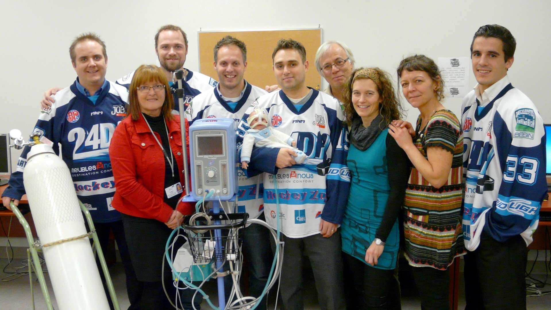 De gauche à droite : M. Carl Breton, Mme Christine Poulin, assistante chef inhalothérapeute, M.Louis Larochelle, Vincent Doyon, M. François Dupuis, Dr Pier-Claude Poulin, pédiatre, Dre Marie-Josée Roy-Lemieux, pédiatre, Dre Catherine Déry, pédiatre et M. Jean-Daniel Drouin.