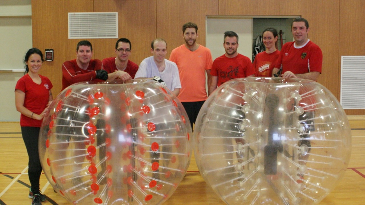 Alex Lacroix (au centre) est l'initiateur du projet de Bubble Football en Beauce