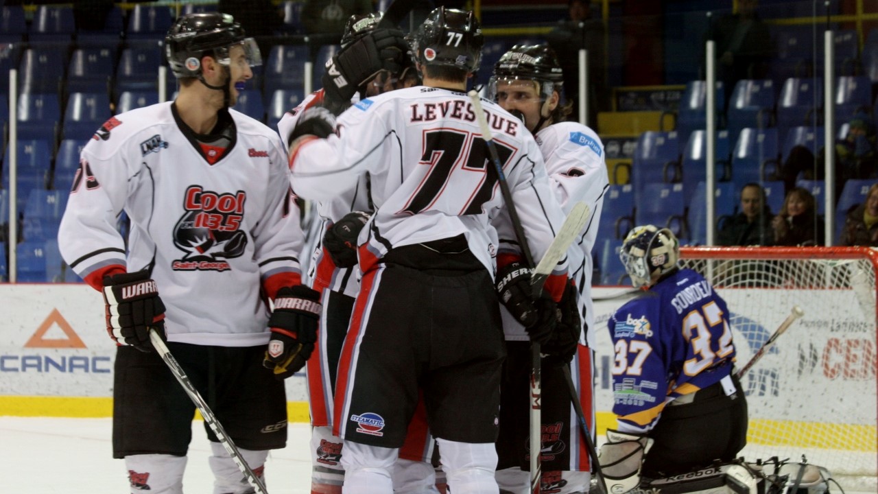 Une victoire de 5-4 du Cool FM 103,5 sur les Prédateurs de Laval