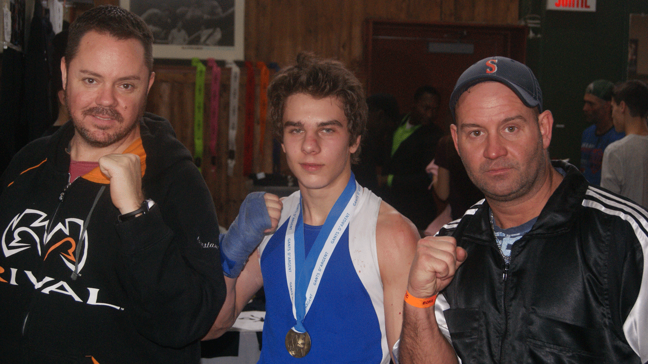 Jason Genest (au centre) avec ses deux entraîneurs