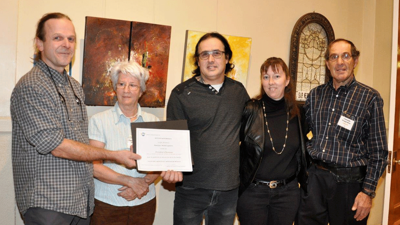 De gauche à droite
Claude Gagné, Président de Artistes et Artisans de Beauce, Mme Pauline Bisson Desjardins présidente 2013, M. Michel Lapierre et son épouse Mme Isabelle Lacroix (Memnock) nouveaux présidents du Salon des Artistes et Artisans 2015 et M. Cléonide Desjardins président de 2013