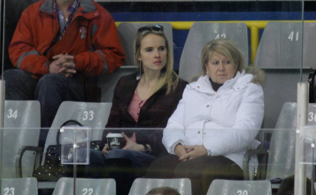 L'Olympienne Dominique Maltais assistait à la partie de son conjoint Yann Poirier, des Marquis de Jonquière.