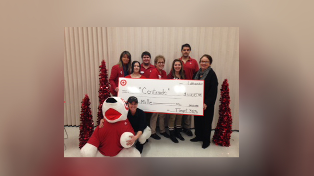 Quelques membres de l’équipe du magasin Target de Saint-Georges de Beauce : Lise Morin,
Jessica Voyer, Frédéric Jacques, Hélene Dumas, Claudia Breton, Johnny Gilbert et Paule
Savoie, représentante Centraide. Au bas : Bullseye et France Beaulac.