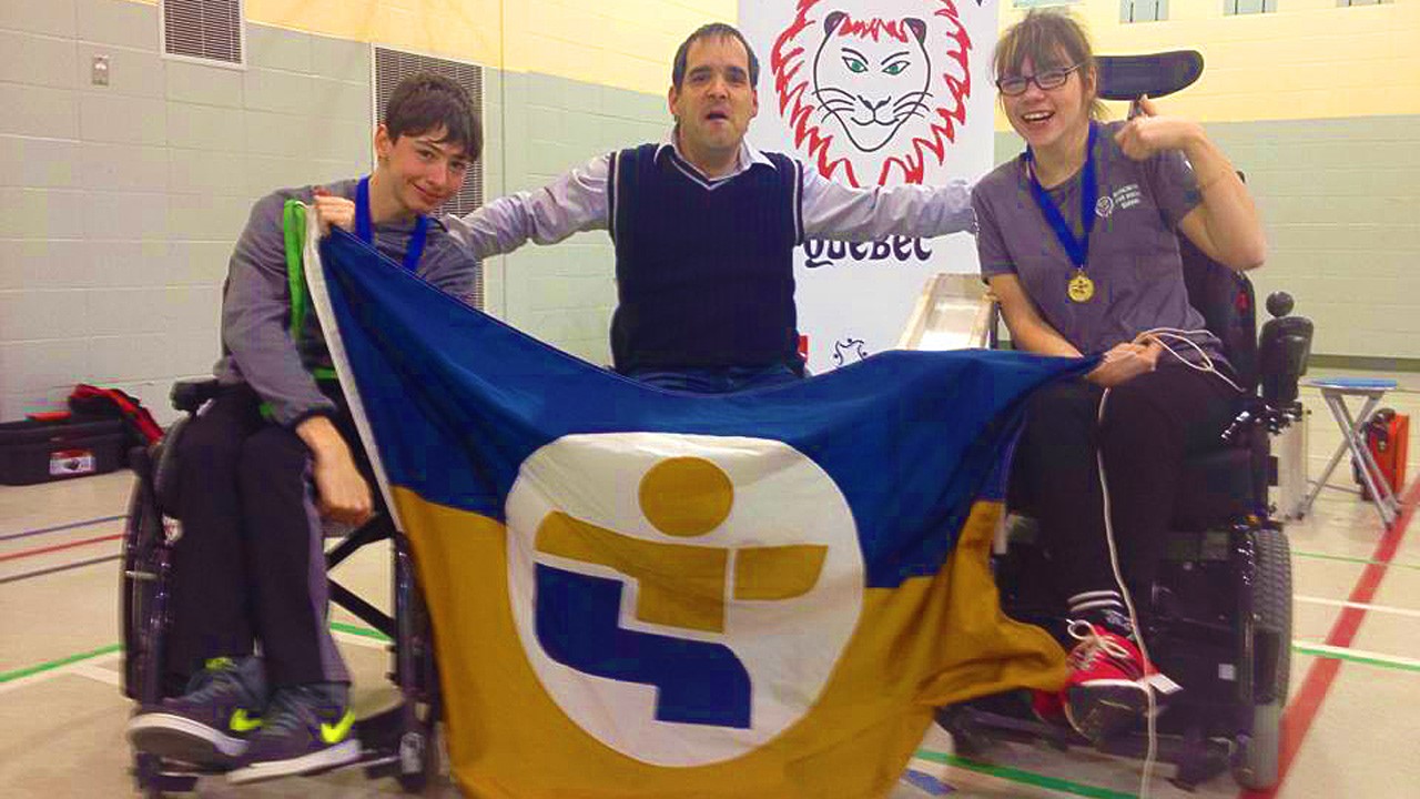 Sur la photo: Marc-Antoine Goupil (à gauche) et Justine
Bureau (à droite) représenteront la délégation de la Chaudière-Appalaches en
Boccia cet hiver. Ils posent en compagnie de l'ambassadeur de ce sport, le comédien et humoriste Dave Richer.