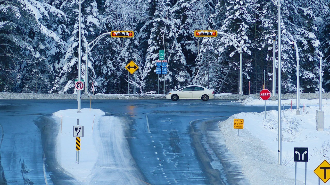 La Ville mettra en fonction des feux de signalisation à l’intersection de la 74e Rue et de la 25e Avenue ce lundi.