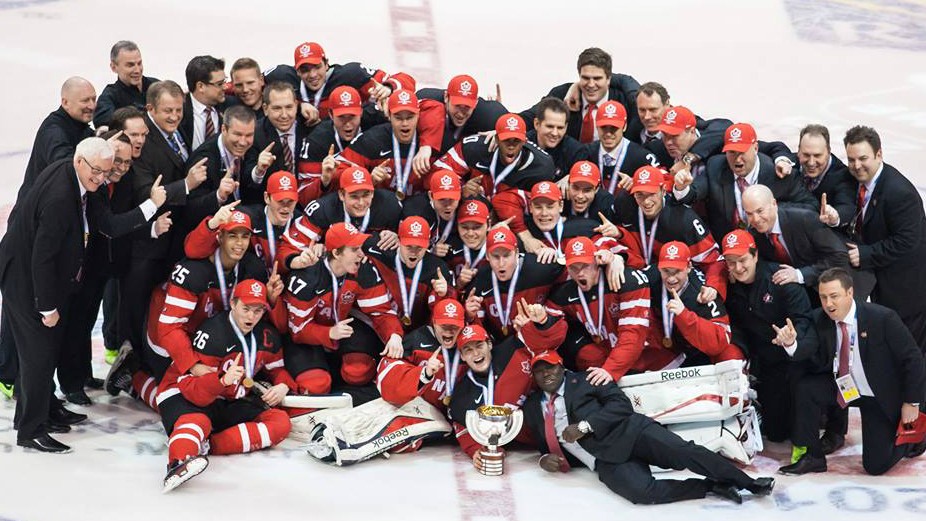 Le défenseur Samuel Morin ( # 5) et le physiothérapeute Michaël Morin étaient de la formation canadienne