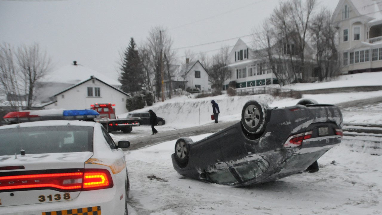 La voiture a chuté en bas du muret en tentant de rejoindre la 123e rue.