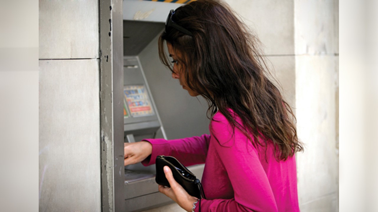 La SQ demande aux entreprises de vérifier avec qui ils font affaires lors d'une transaction monétaire à l'étranger.
