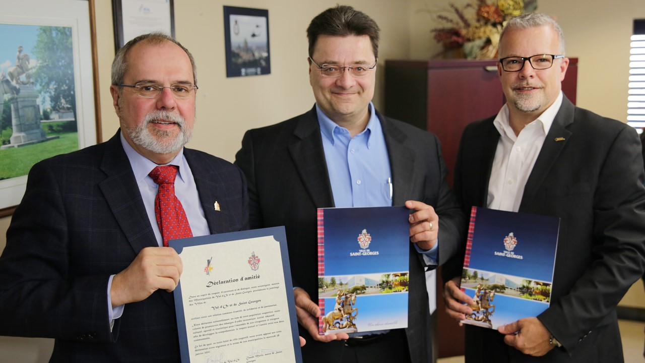 De gauche à droite: Claude Morin, maire de Saint-Georges, Denis Breton, président du Conseil économique de Beauce, et André Boily, directeur général de la Chambre de commerce de Saint-Georges, lors de l'entente signée entre la Ville de Saint-Georges et Val-d'Or.