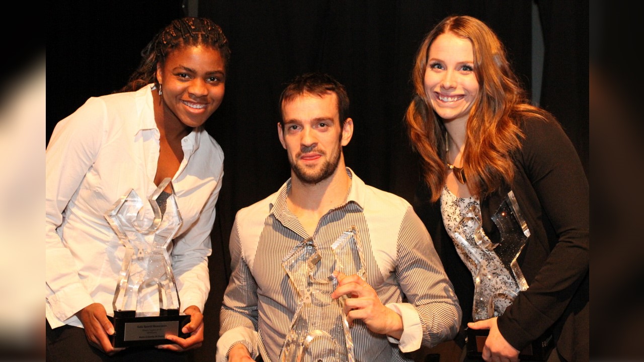 Marie-Colombe Saint-Pierre (à gauche), Jean-Philippe Maranda et Lya Jolicoeur (à droite) ont respectivement gagné les Élitas d'argent, d'or et de bronze lors de l'édition 2014 du Gala du mérite sportif beauceron.