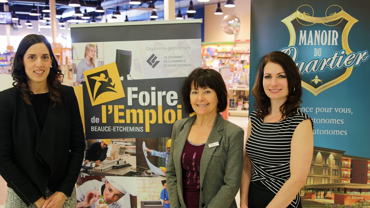 De gauche à droite: la présidente de la Chambre de commerce, Catherine Leblanc, en compagnie de la directrice des CLE de Beauce et Lac-Etchemins, Jacynthe Veilleux, et de Peggy Poulin, directrice adjointe du Manoir du Quartier et présidente d’honneur de la Foire de l'emploi.