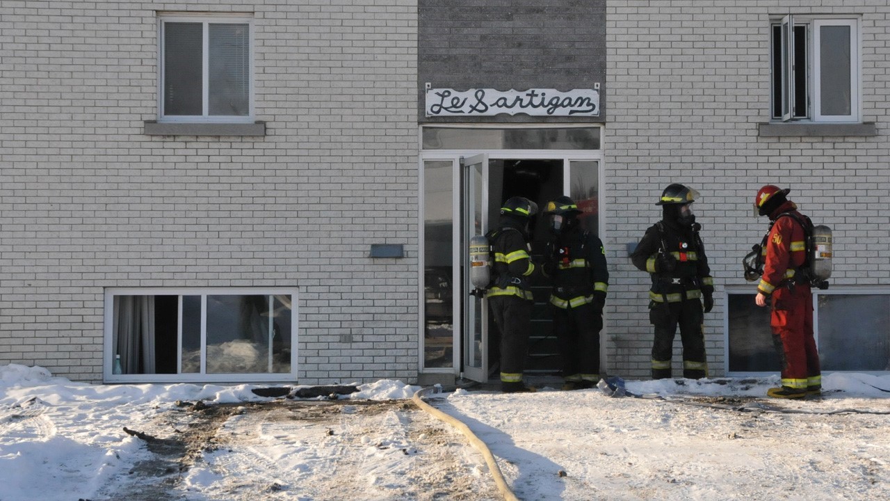 Les pompiers ont rapidement réussi à maîtriser l'incendie qui aurait pris naissance dans le circuit électrique du bloc appartement.