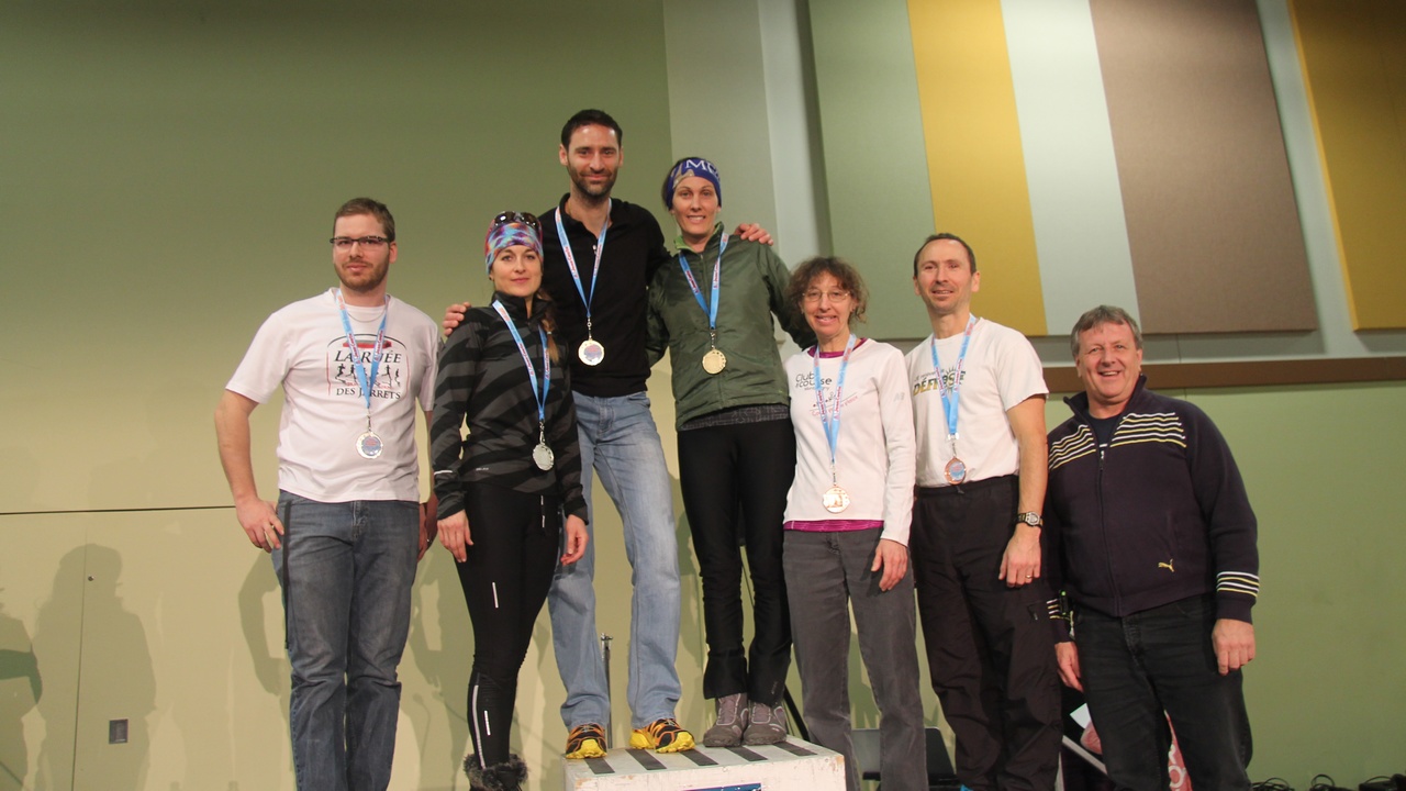 Les gagnants du triathlon solo, en compagnie de Gaétan Vachon, le maire de Sainte-Marie.