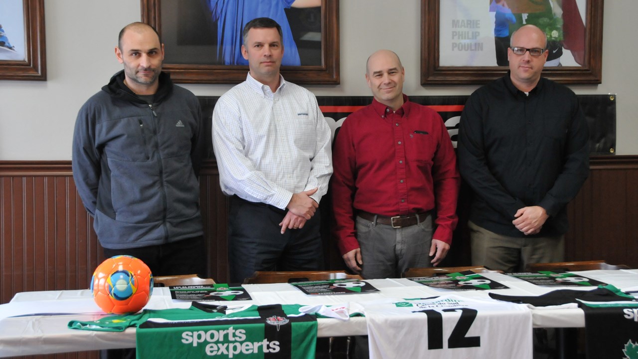 Le directeur technique de l'Ascalon, Alfred Piscariello, le président de Manac, Charles Dutil, le directeur de l'Association de soccer mineur de Saint-Georges, Éric Turcotte et l'organisateur du tournoi, Éric Pelletier, ont présenté l'événement lors d'une conférence de presse le 17 février au Resto-bar l'Index.